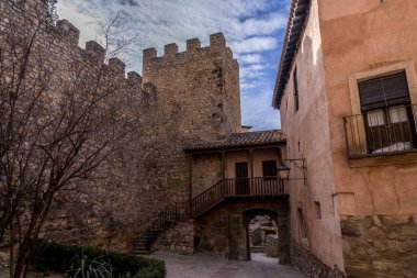 Teruel İspanya 'daki Albarracin' in hava manzarası, kırmızı kumtaşı terracotta teras evleri, Fas kalesi ve antik şehir duvarları ile en güzel İspanyol köyü, açık alanları olan kare kule.