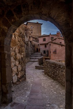 Teruel İspanya 'daki Albarracin' in hava manzarası, kırmızı kumtaşı terracotta teras evleri, Fas kalesi ve antik şehir duvarları ile dar bir sokağa açılan en güzel İspanyol köyü kemeri.