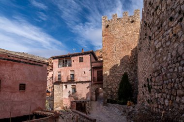 Teruel İspanya 'daki Albarracin' in hava manzarası, kırmızı kumtaşı terasotta ortaçağ evleri, Fas kalesi ve antik şehir duvarları ile en güzel İspanyol köyü seçildi.
