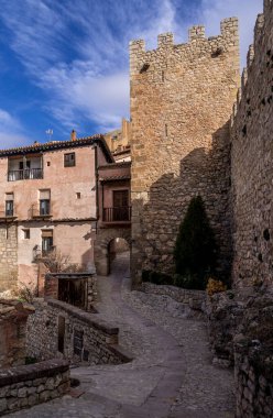 Teruel İspanya 'daki Albarracin' in hava manzarası, kırmızı kumtaşı terasotta ortaçağ evleri, Fas kalesi ve antik şehir duvarları ile en güzel İspanyol köyü seçildi.