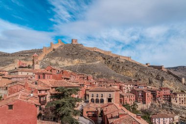 Teruel İspanya 'daki Albarracin' in hava manzarası, kırmızı kumtaşı terasotta ortaçağ evleri, Fas kalesi ve antik şehir duvarları ile en güzel İspanyol köyü seçildi.