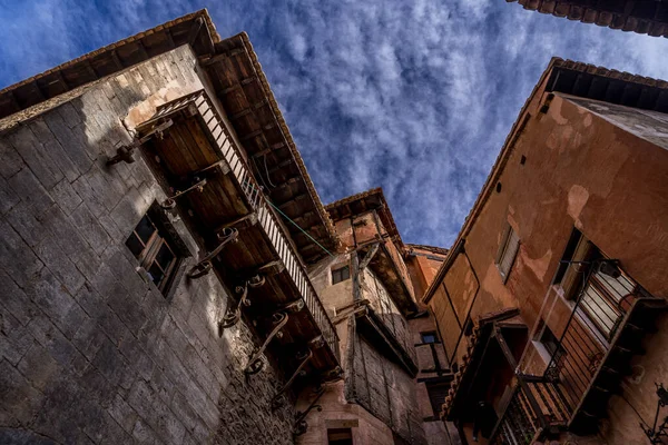 テルエルの空中パノラマビュースペイン 赤砂岩テラコッタ中世の家と ムーア人の城と古代都市の壁は 最も美しいスペインの村に投票 — ストック写真