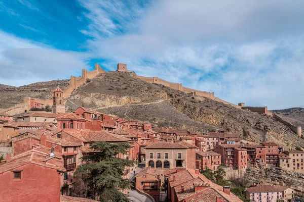 Teruel İspanya 'daki Albarracin' in hava manzarası, kırmızı kumtaşı terasotta ortaçağ evleri, Fas kalesi ve antik şehir duvarları ile en güzel İspanyol köyü seçildi.