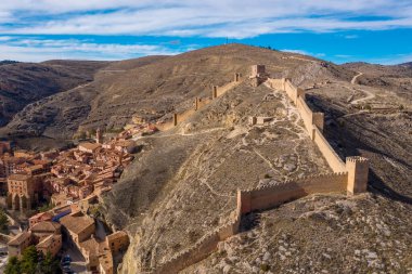Teruel İspanya 'daki Albarracin' in hava manzarası, kırmızı kumtaşı terasotta ortaçağ evleri, Fas kalesi ve antik şehir duvarları ile en güzel İspanyol köyü seçildi.