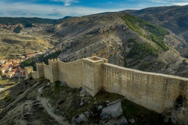 Teruel İspanya 'daki Albarracin' in hava manzarası, kırmızı kumtaşı terasotta ortaçağ evleri, Fas kalesi ve antik şehir duvarları ile en güzel İspanyol köyü seçildi.