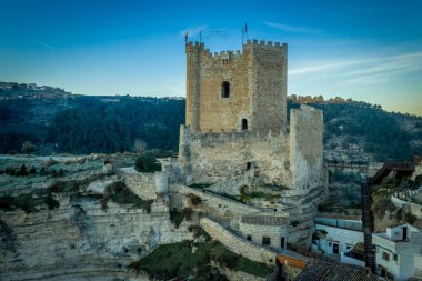 İspanya 'nın Alcala del Jucar Eyaleti' ndeki renkli dalgaların, kıvrımlı çatıların hava manzarası