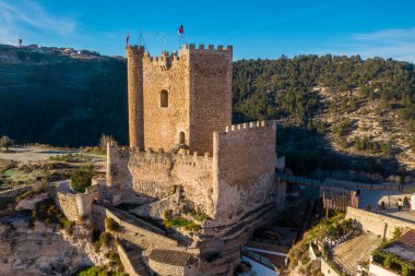 Alcala del Jucar Ortaçağ kalesinin Albacete bölgesindeki kare donjon ile hava manzarası