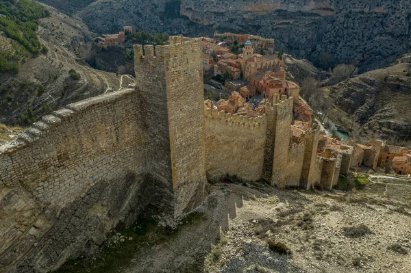 西班牙特鲁埃尔的阿尔巴拉欣空中全景 红色的砂岩梯田 中世纪的房屋 摩尔人的城堡和古城墙被评为最美丽的西班牙村庄 — 图库照片
