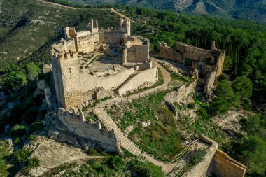 İspanya 'nın Valensiya eyaletindeki Alcala de Xivert (Alcal de Chivert) ortaçağ Tapınağı şövalye kalesinin hava manzarası