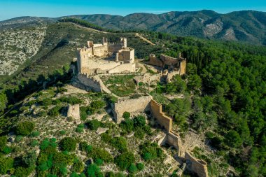 İspanya 'nın Valensiya eyaletindeki Alcala de Xivert (Alcal de Chivert) ortaçağ Tapınağı şövalye kalesinin hava manzarası