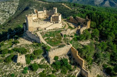 İspanya 'nın Valensiya eyaletindeki Alcala de Xivert (Alcal de Chivert) ortaçağ Tapınağı şövalye kalesinin hava manzarası