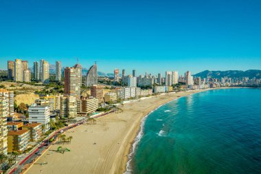 Popüler İspanyol Akdeniz sahil beldesi Benidorm 'un gökyüzü manzarası  