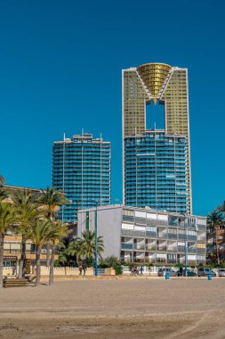 Popüler İspanyol Akdeniz sahil beldesi Benidorm 'un gökyüzü manzarası  