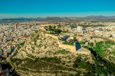 Alicante İspanya 'da panoramik manzaralı Santa Barbara kalesinin havadan görünüşü