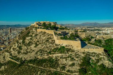 Alicante İspanya 'da panoramik manzaralı Santa Barbara kalesinin havadan görünüşü