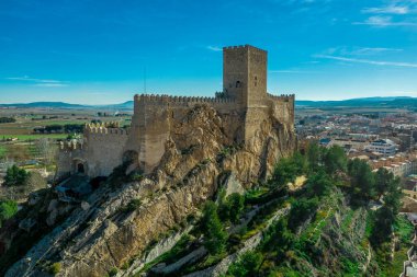 İspanya 'da kırmızı çatı evlerinin dairesel halkasıyla çevrili platodan yükselen donjon ve avlu ortaçağ Almansa kalesinin havadan görünüşü, ünlü bir savaş alanı.