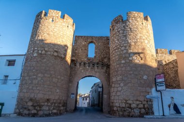 Belmonte İspanya 'da 2 yuvarlak kuleli antik şehir kapısı
