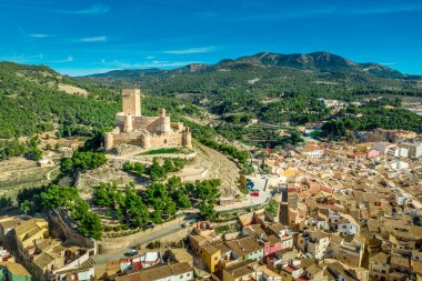 İspanya 'nın Valensiya eyaletindeki Biar Kalesi' nin havadan görünüşü. Donjon şehrin üzerinde yükseliyor ve mavi gökyüzü olan güneşli bir günde yarı dairesel kulelerle güçlendirilmiş eşmerkezli duvarlar.