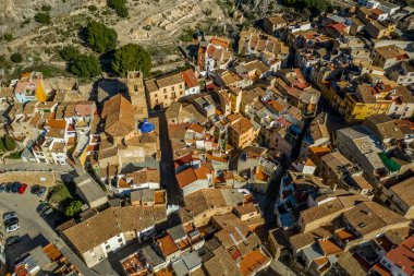 Gökyüzü mavi olan Castellon İspanya yakınlarındaki Ortaçağ Borriol Tepesi Şatosu 'nun havadan görünüşü