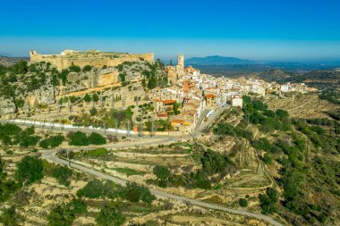 Cervera del Maestre şatosunun yıkılmış iç binasının havadan görünüşü Arap kökenli kısmen restore edilmiş dış duvarlarla çevrelenmiş durumda.