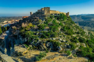 Cervera del Maestre şatosunun yıkılmış iç binasının havadan görünüşü Arap kökenli kısmen restore edilmiş dış duvarlarla çevrelenmiş durumda.