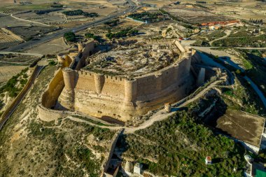 Çinçilla de Montearagon şatosunun yıkılmış iç binası yarı dairesel kuleleri olan dış duvarlarla çevrili.