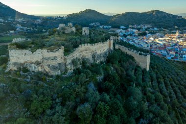 Corbera Ortaçağ Gotik Kalesi 'nin havadan görünüşü kıyıya yakın bir tepede harabeler içinde ve İspanya' da bir standalone kulesi var.