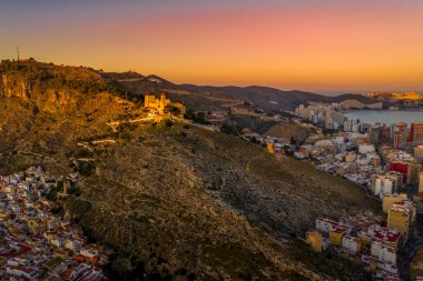 Cullera 'nın dikdörtgen şeklindeki kilise ve kalesinin günbatımı manzarası popüler İspanyol tatil beldesi üzerinde yükselmeye devam ediyor.