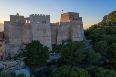 Cullera 'nın dikdörtgen şeklindeki kilise ve kalesinin günbatımı manzarası popüler İspanyol tatil beldesi üzerinde yükselmeye devam ediyor.