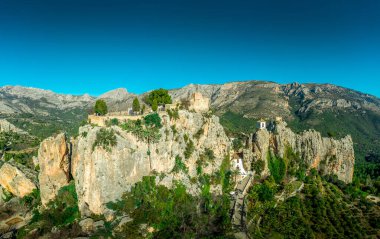 İspanya 'nın popüler tatil beldesi El Castell de Guadalest' in panoramik manzarası. İki şatosu ve güçlendirilmiş yerleşkesi olan güzel bir su deposu.