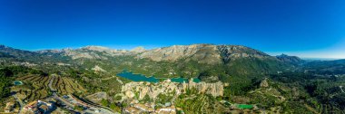 İspanya 'nın popüler tatil beldesi El Castell de Guadalest' in panoramik manzarası. İki şatosu ve güçlendirilmiş yerleşkesi olan güzel bir su deposu.