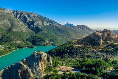 İspanya 'nın popüler tatil beldesi El Castell de Guadalest' in panoramik manzarası. İki şatosu ve güçlendirilmiş yerleşkesi olan güzel bir su deposu.