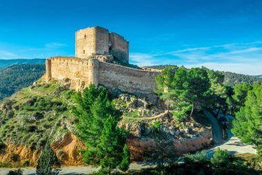 İspanya 'daki Jalance kalesinin 12. yüzyıldan kalma bir tepe üzerindeki hava manzarası. İç kale avlusu, düzensiz dış duvar ve yuvarlak kule.