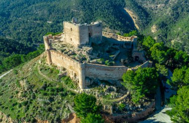 İspanya 'daki Jalance kalesinin 12. yüzyıldan kalma bir tepe üzerindeki hava manzarası. İç kale avlusu, düzensiz dış duvar ve yuvarlak kule.