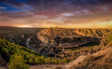 İspanya 'nın Albacete bölgesindeki Jucar nehir kıvrımının üzerindeki Jorquera kasabası ve kalesinin hava panoramik manzarası