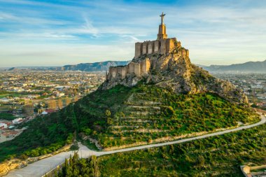 Monteagudo Kalesi 'nin hava manzarası Murcia İspanya yakınlarındaki dağın şeklini takip eden iki muhafaza ile kazınmış topraktan yapılmıştır. 