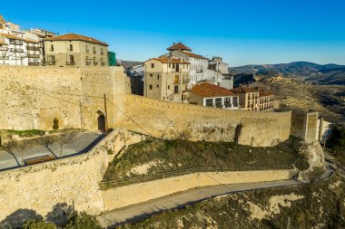 Ortaçağ 'ın havadan panoramik manzarası İspanya' da mavi gökyüzü ile Morella Tepesi surları ve kalesini sarmıştı.