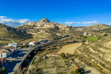 Ortaçağ 'ın havadan panoramik manzarası İspanya' da mavi gökyüzü ile Morella Tepesi surları ve kalesini sarmıştı.