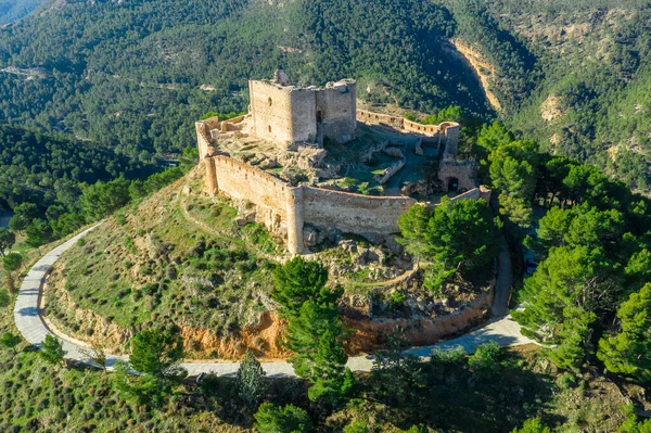 12世紀から丘の上のスペインのジャランス城の空中ビューは 内側の城の庭 円形の塔を持つ不規則な形状の外壁で構成されています — ストック写真
