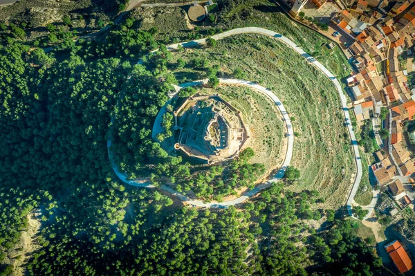 12世紀から丘の上のスペインのジャランス城の空中ビューは 内側の城の庭 円形の塔を持つ不規則な形状の外壁で構成されています — ストック写真