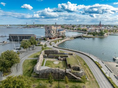 Vastervik İsveç 'teki Stegeholm kalesinin havadan görüntüsü. Su yollarını kontrol eden küçük harabe kare şeklindeki sığınak.