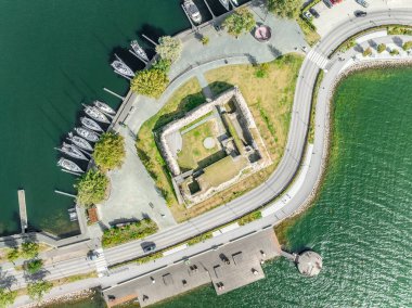Vastervik İsveç 'teki Stegeholm kalesinin havadan görüntüsü. Su yollarını kontrol eden küçük harabe kare şeklindeki sığınak.