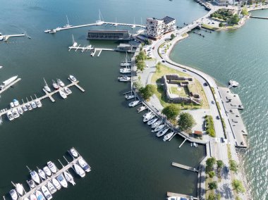 Vastervik İsveç 'teki Stegeholm kalesinin havadan görüntüsü. Su yollarını kontrol eden küçük harabe kare şeklindeki sığınak.