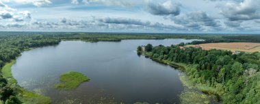 İsveç 'te Vaxj yakınlarındaki Bergkvara kalesi ve gölü havadan izleniyor. Terk edilmiş kare şeklinde ortaçağ harabesi.