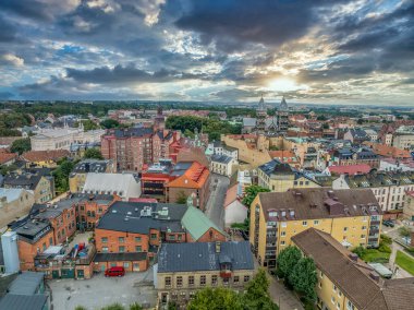İsveç 'in ortaçağ merkezinin havadan görünüşü. Üniversite ana binası Romanesk Katedral dramatik gün batımı gökyüzü.