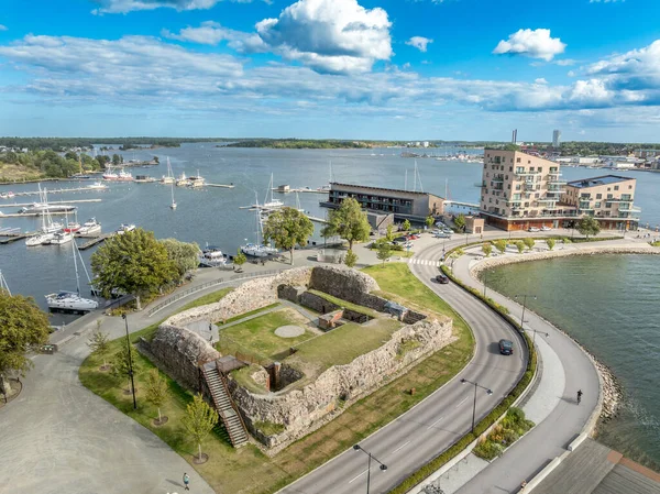 Vastervik İsveç 'teki Stegeholm kalesinin havadan görüntüsü. Su yollarını kontrol eden küçük harabe kare şeklindeki sığınak.