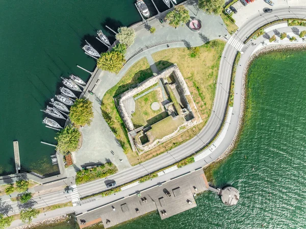 Vastervik İsveç 'teki Stegeholm kalesinin havadan görüntüsü. Su yollarını kontrol eden küçük harabe kare şeklindeki sığınak.