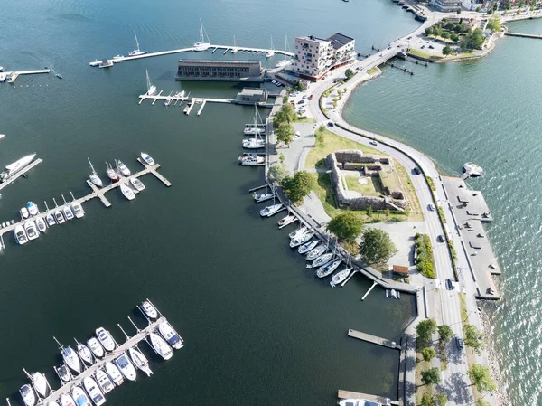 Vastervik İsveç 'teki Stegeholm kalesinin havadan görüntüsü. Su yollarını kontrol eden küçük harabe kare şeklindeki sığınak.