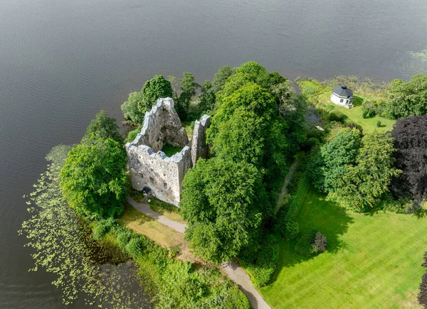 İsveç 'te Vaxj yakınlarındaki Bergkvara kalesi ve gölü havadan izleniyor. Terk edilmiş kare şeklinde ortaçağ harabesi.