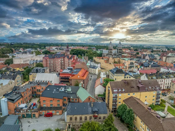 İsveç 'in ortaçağ merkezinin havadan görünüşü. Üniversite ana binası Romanesk Katedral dramatik gün batımı gökyüzü.